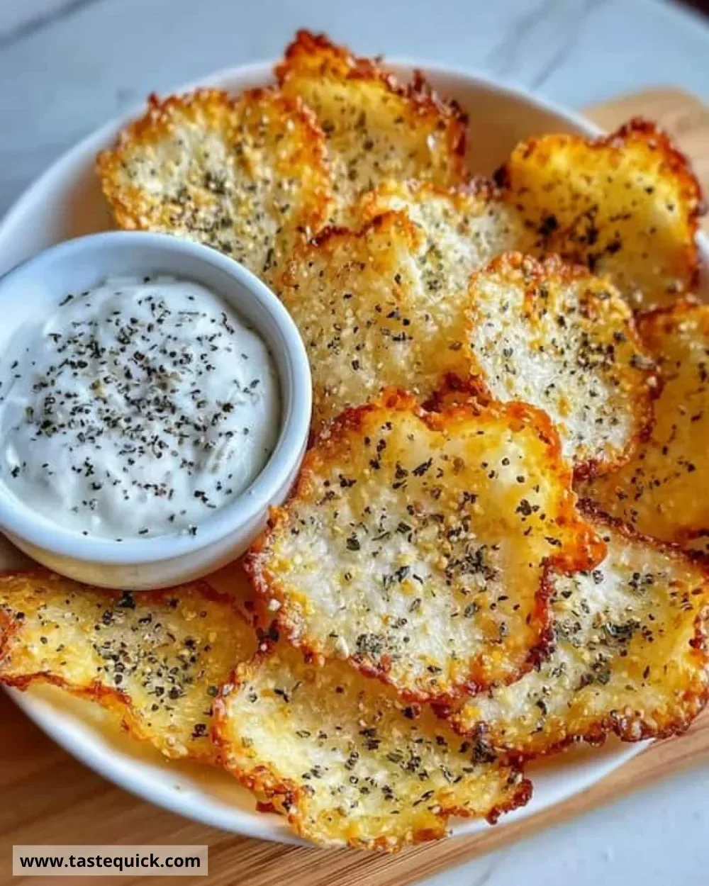 Cottage cheese chips - a delicious, healthy snack rich in protein