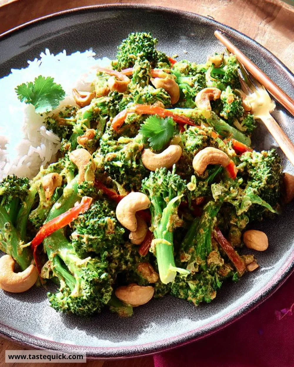 Gingery broccoli-fry with cashews served in a bowl