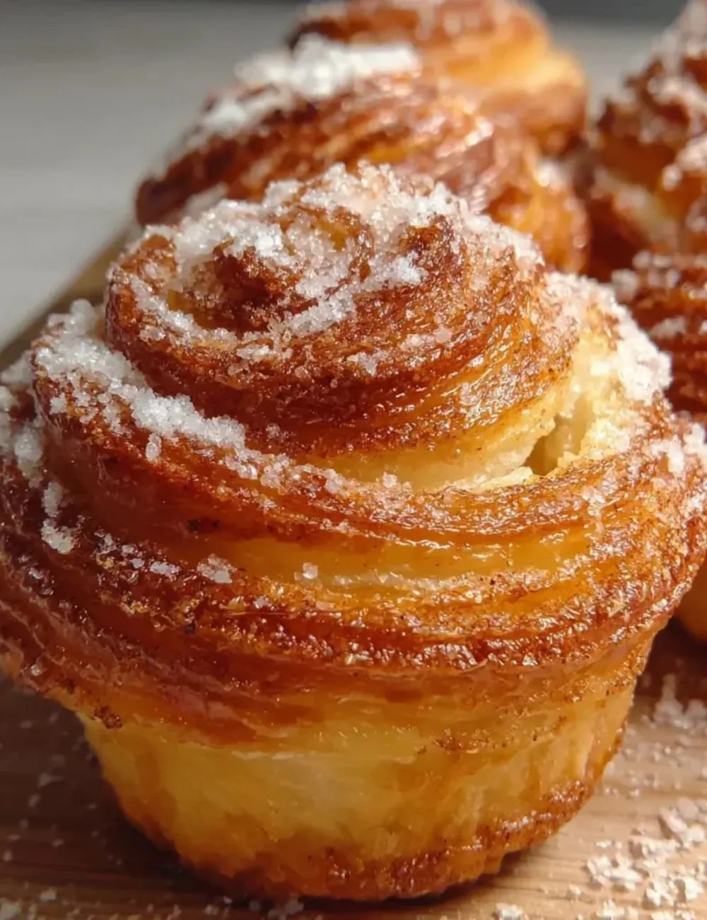 Delicious cruffins filled with cinnamon, freshly baked and ready to enjoy.