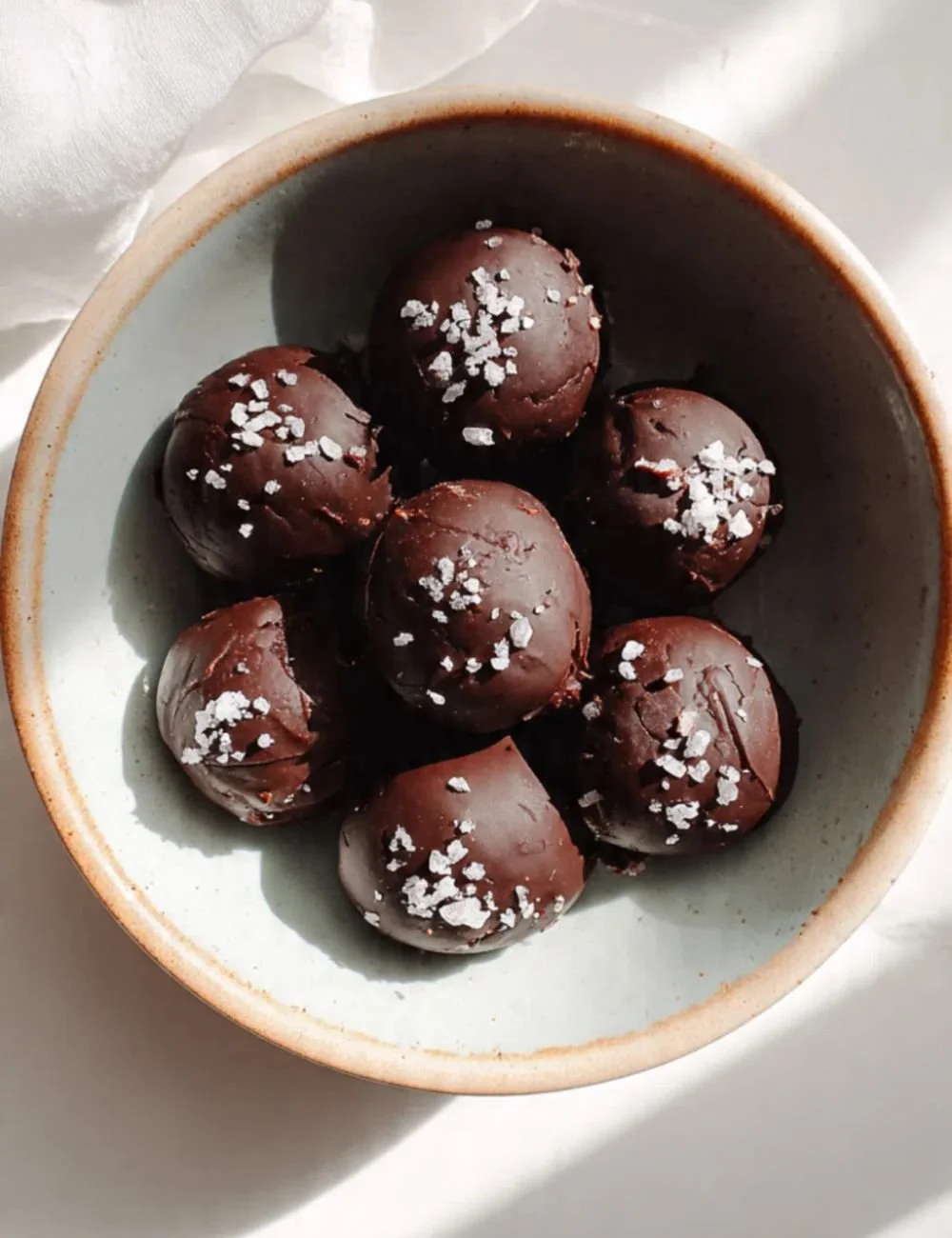 Delicious no bake brownie balls made with rich chocolate and gooey goodness.